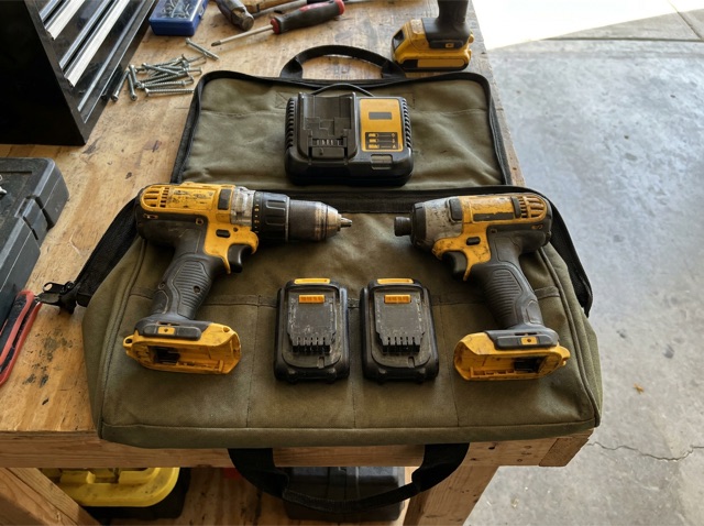 Cordless drill set